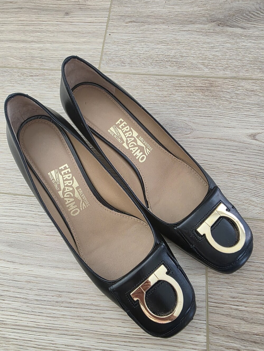 PRISTINE Salvatore Ferragamo Black Leather Gancini Buckle Heels Pumps 7 2A Gold